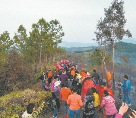 雞公獅、人龍跟隨在背帶龍后面,游過各個山頭,走回祠堂。