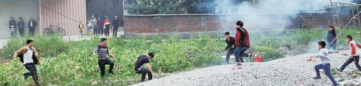 花炮爆炸后將鐵圈沖上天空,搶花炮的人群向鐵環(huán)飛出的方向奔去,尋找和搶奪鐵環(huán)。