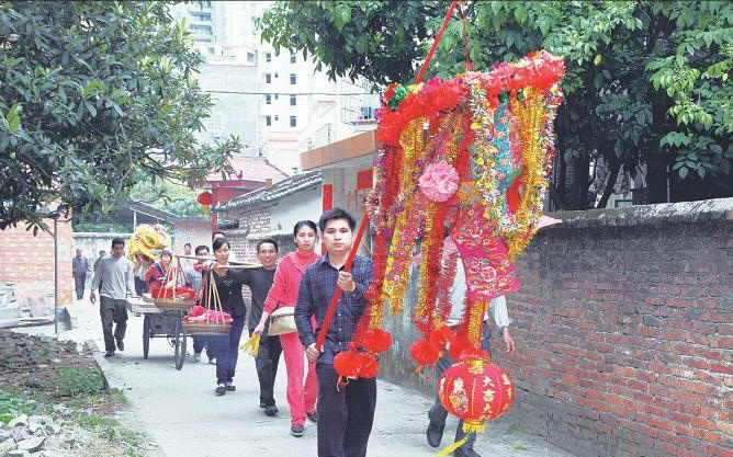 上燈隊伍浩浩蕩蕩向祠堂進(jìn)發(fā)。