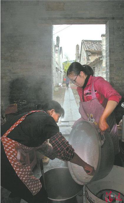 后勤人員緊張地準(zhǔn)備午飯。