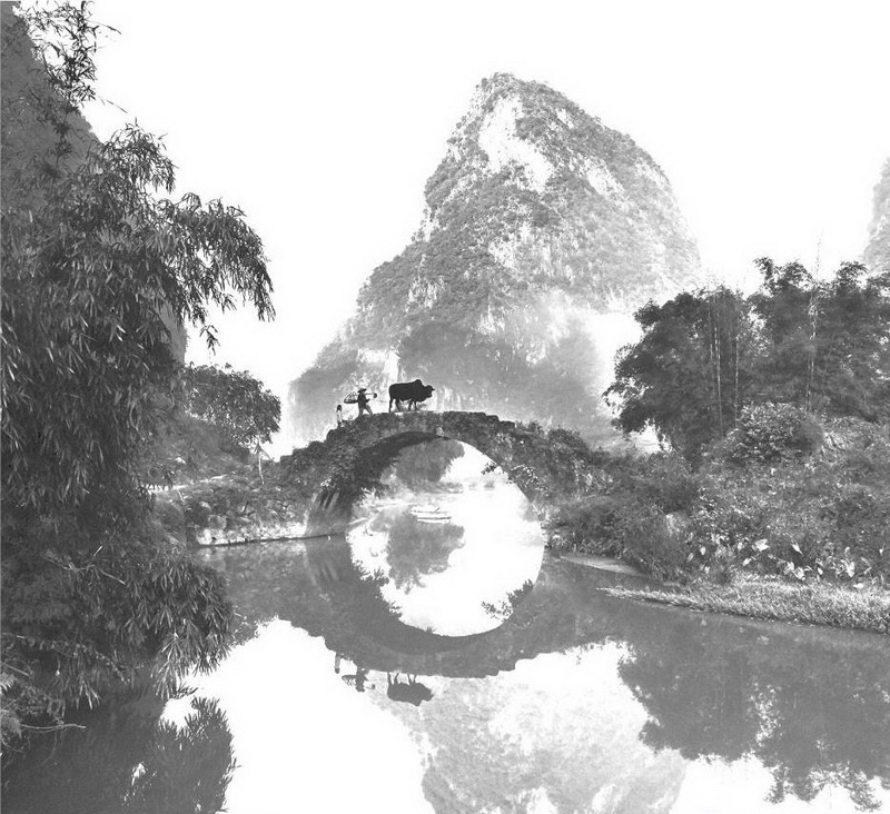 英西峰林永豐橋,橋因旁邊的永豐寺而得名。古石橋已無年月和造建者可考,但這絲毫不妨礙它從容而清伶地安立這鄉(xiāng)間天地。石橋獨自架于峰巒盛開的曠野溪流之上,則打破了慣性的審美定勢,顯出其清麗之美。從橋上牽牛而過的人叫阿六,身高不到一米五。