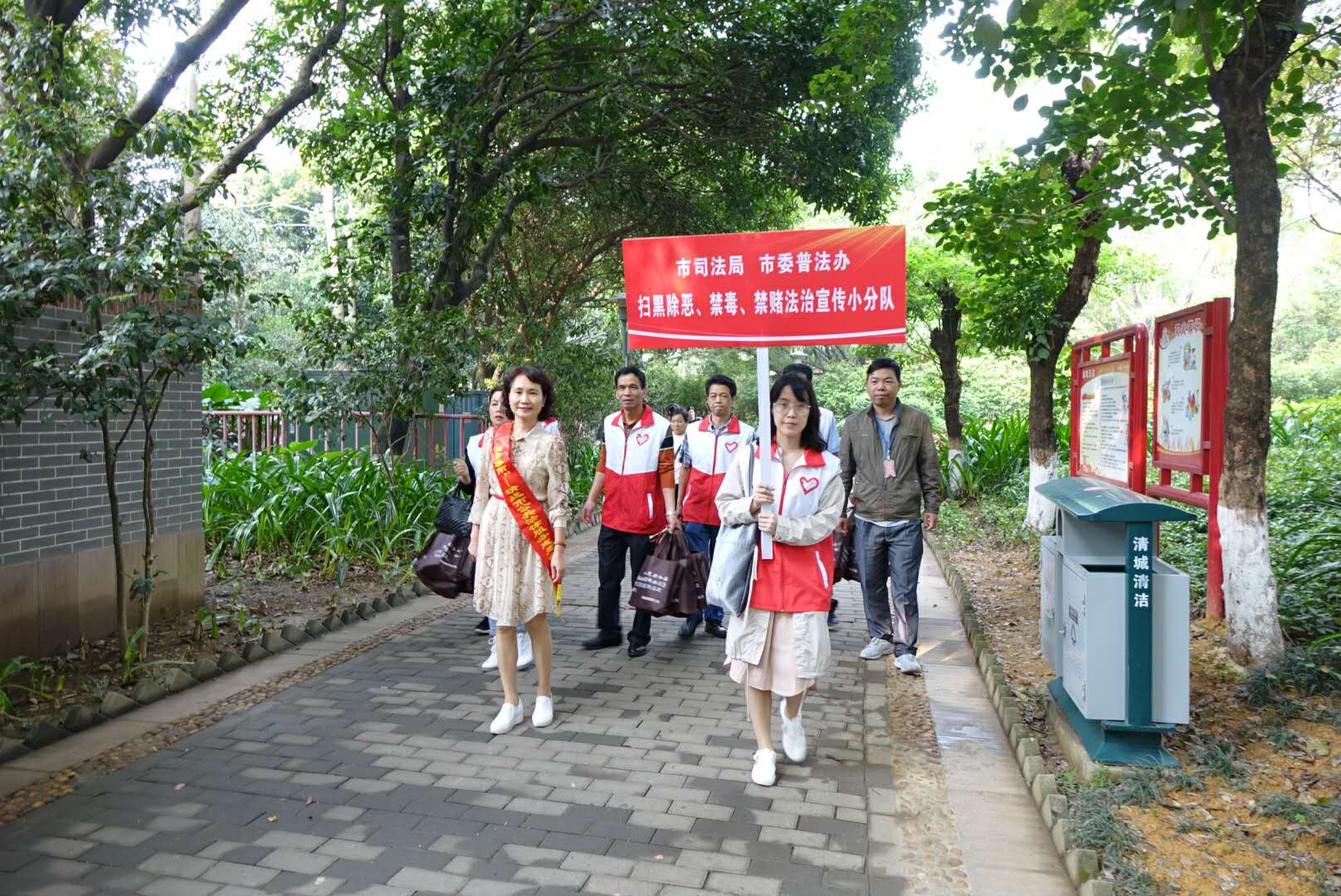 3月5日，市司法局、市委普法辦在清城區(qū)鳳城街道鳳桂園社區(qū)開展掃黑除惡、禁毒、禁賭法治宣傳活動2.jpg