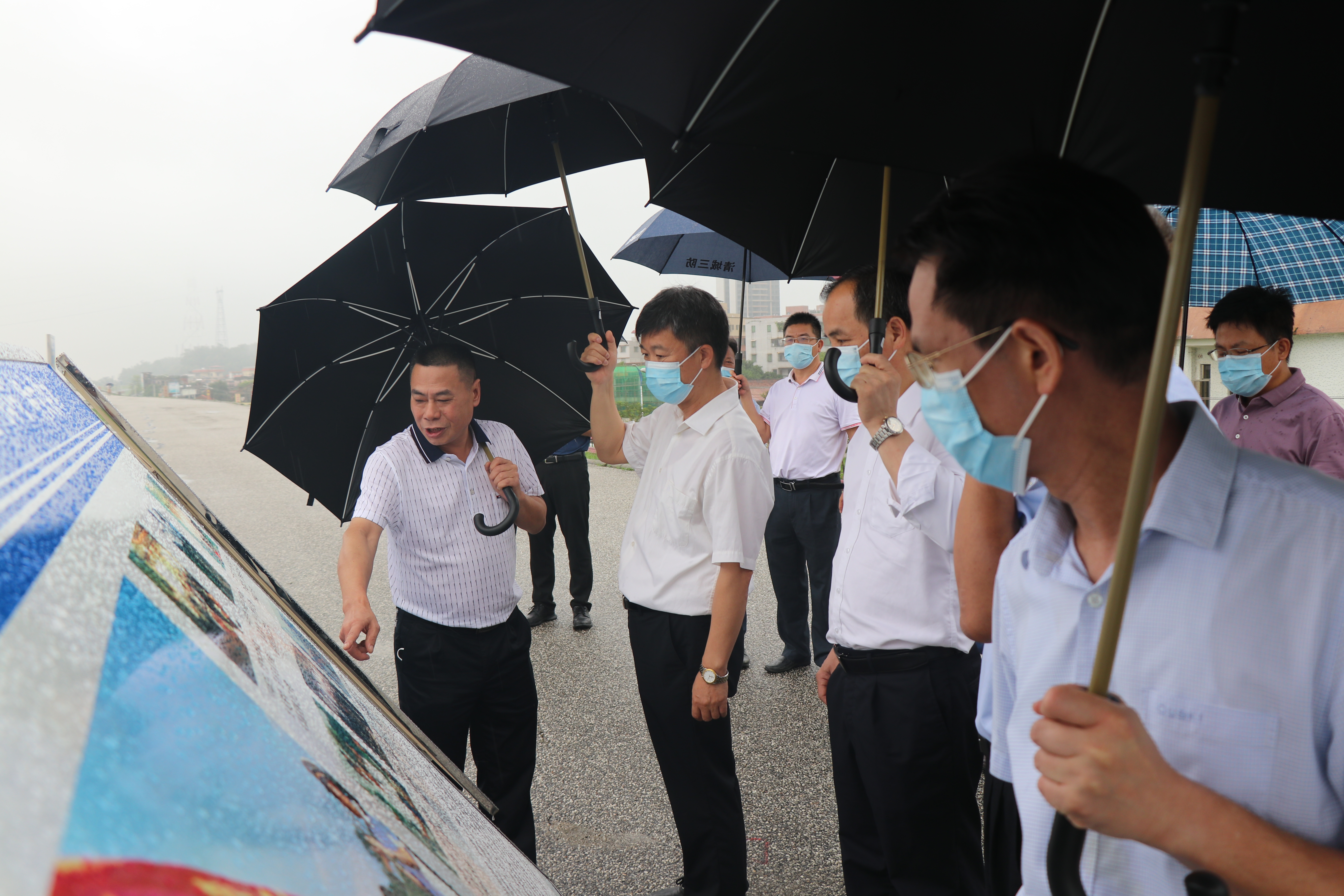 2022年6月8日，國家防辦工作組蒞臨清遠(yuǎn)開展近期強(qiáng)降雨防御指導(dǎo)工作。圖為：查看北江大堤戶外工程簡介標(biāo)牌。拍攝者：鐘華穎。.JPG