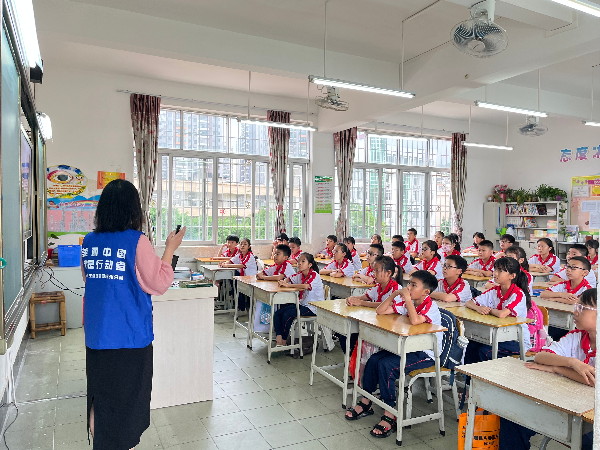 6月15日上午，連州分局工作人員到燕喜小學(xué)小學(xué)進行低碳日宣講活動 (2).jpg