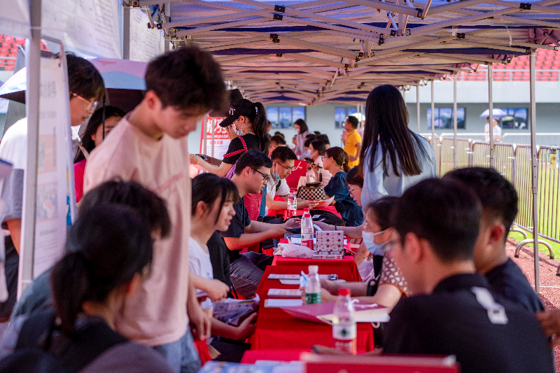 圖片一  20231021001-2023年5月27日，清遠(yuǎn)市舉辦2023年廣東省粵北片區(qū)“穩(wěn)就業(yè)促發(fā)展”大型招聘活動，現(xiàn)場前來咨詢的求職者絡(luò)繹不絕。.jpg