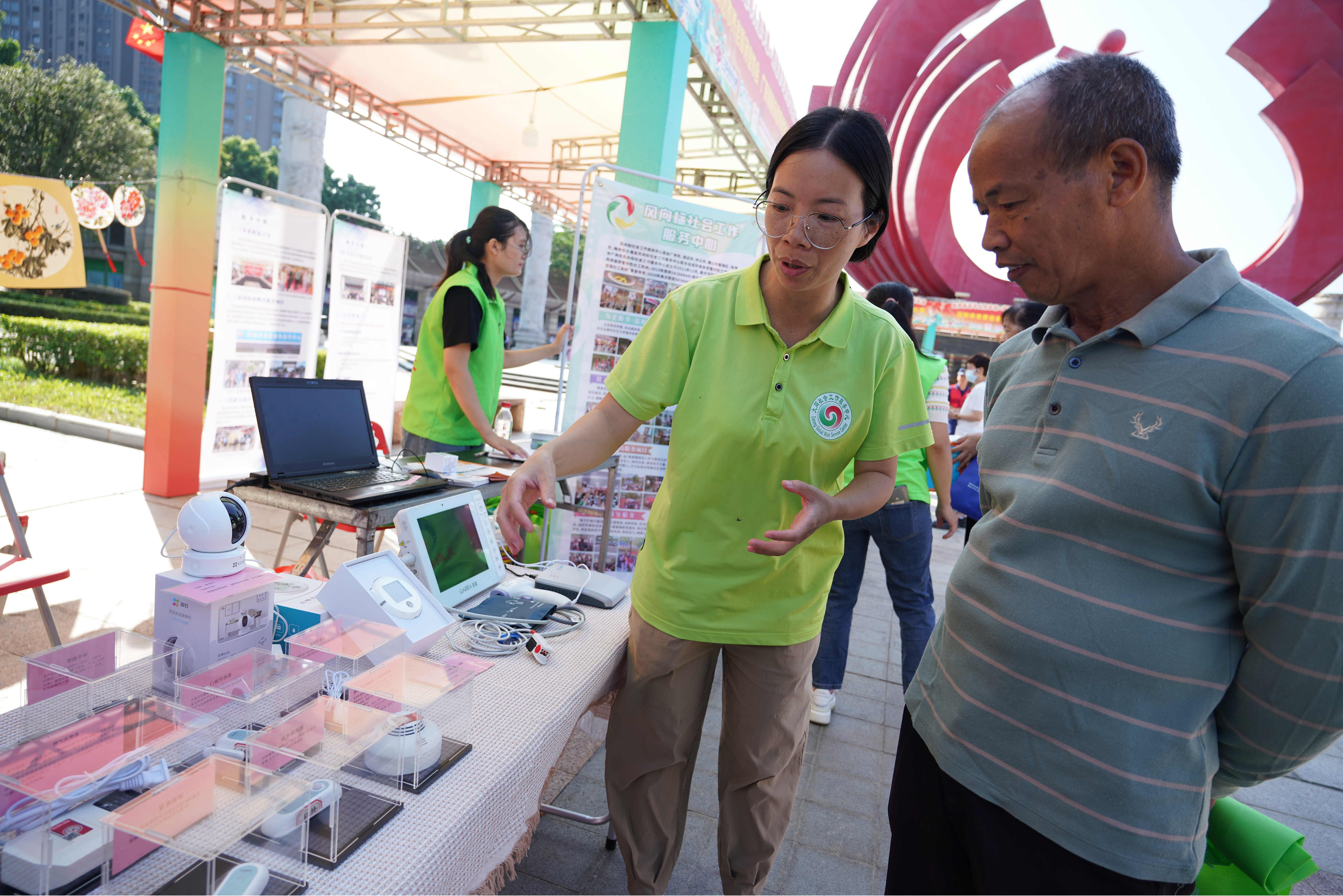 市民逛適老化產(chǎn)品展，了解涉老政策和體驗(yàn)養(yǎng)老服務(wù)。清遠(yuǎn)日?qǐng)?bào)記者 劉淑芳 攝 劉淑芳 攝 劉淑芳 攝