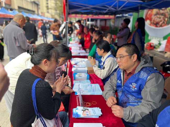 春風(fēng)送暖促就業(yè)，社保護(hù)航惠民生——清遠(yuǎn)市社保局開展“南粵春暖 社保護(hù)航”志愿服務(wù)活動